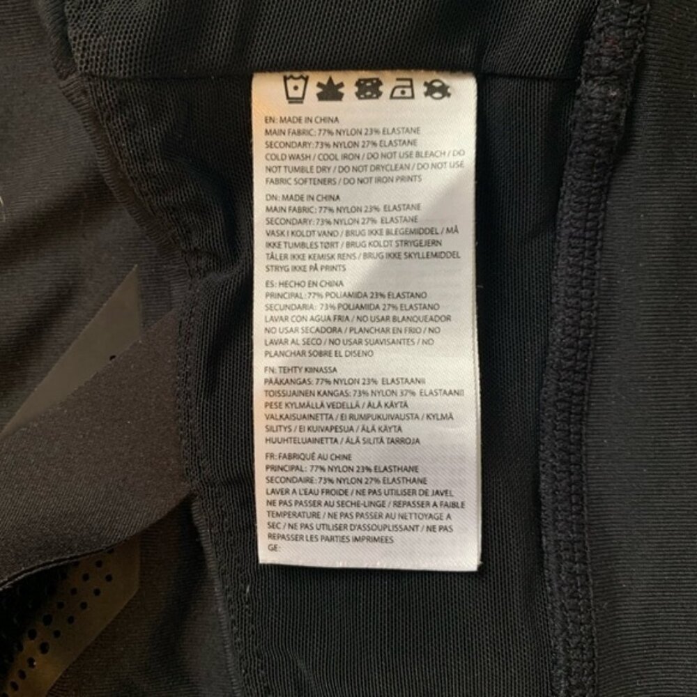 2XU crop tank or sports bra